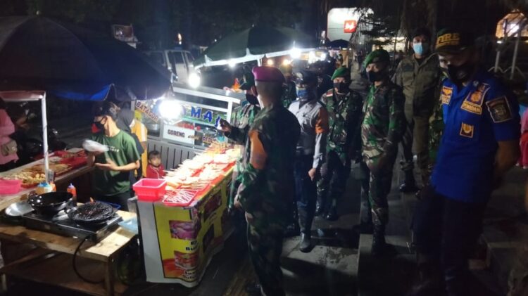 Tim Patroli Satuan Tugas Penanganan Covid-19 Kota Bandar Lampung saat pengawasan serta mengimbau penerapan protokol kesehatan di semua titik yang ada di Kota Tapis Berseri.
ISTIMEWA