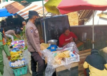 Tim Patroli Satuan Tugas Penanganan Covid-19 Kota Bandar Lampung melakukan pengawasan serta mengimbau penerapan protokol kesehatan di semua titik yang ada di Kota Tapis Berseri.
ISTIMEWA