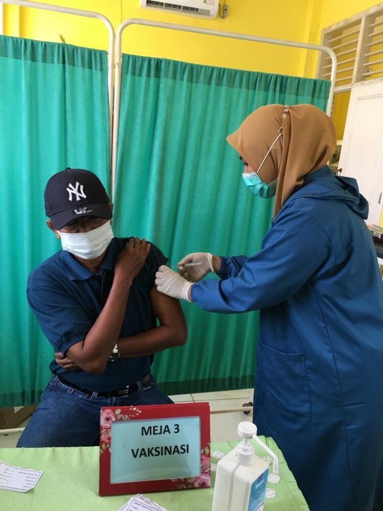 Pemerintah Kota Bandar Lampung terus berupaya melindungi warganya dari penyebaran wabah Covid-19. Salah satu cara terbaik dengan meratakan pemberian vaksin Covid-19. Pemkot berharap melalui penyuntikan vaksin dapat mewujudkan masyarakat yang sehat serta terhindar dari virus yang masih menyebar di seluruh wilayah.
ISTIMEWA