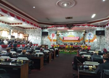 Suasana rapat paripurna istimewa HUT ke-75 Kabupaten Lampung Utara di ruang rapat DPRD Lampung Utara, Selasa (15/6). Rapat paripurna tersebut dipimpin ketua DPRD Lampung Utara dan dihadiri Bupati Lampung Utara Budi Utomo dan Forkopimda.
ISTIMEWA