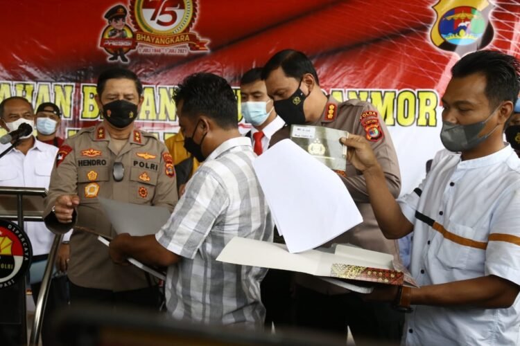 KEMBALIKAN KENDARAAN. Kapolda Lampung Irjen Hendro Sugiatno menyerahkan kendaraan milik warga Lampung Tengah yang berhasil diamankan Tim Reskrim Polda Lampung di Mapolda Lampung, Senin (28/6). Jajaran Reserse Kriminal Polda Lampung dalam sebulan mengungkap 241 kasus diantaranya pencurian dengan pemberatan (curat), pencurian dengan kekerasan (curas), pencurian motor (curanmor) di 15 kabupaten/kota di Lampung.
n LAMPUNG POST/ZAINUDDIN
