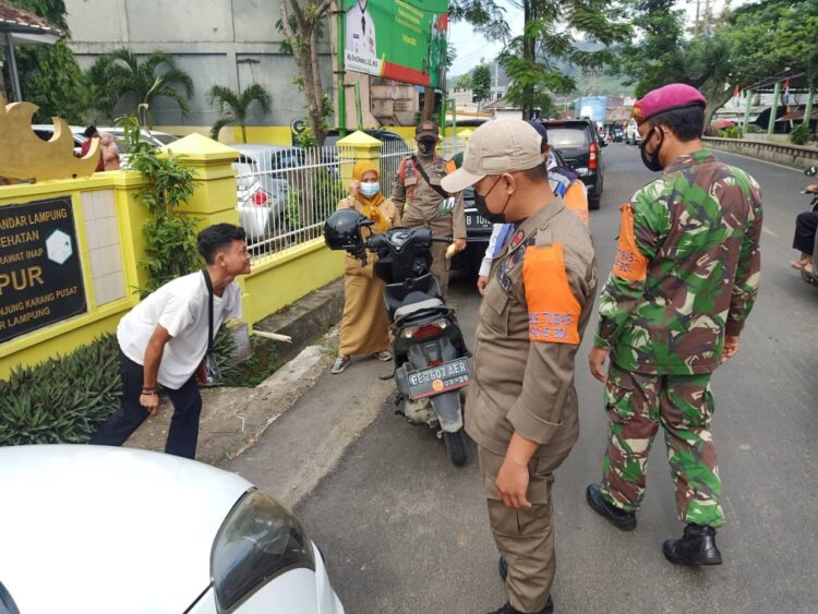 Disiplin protokol kesehatan amat penting untuk menekan kasus Covid-19. (DOK.LAMPUNG POST)