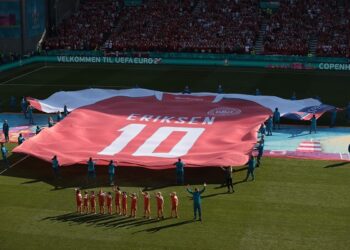 DUKUNGAN BAGI ERIKSEN. Kaus raksasa gelandang Denmark Christian Eriksen dipajang di lapangan sebelum pertandingan sepak bola Grup B Euro 2020 antara Denmark dan Belgia di Parken Stadium, Kopenhagen, Kamis (17/6). Tubuh Eriksen akan dipasangi alat pacu jantung. HANNAH MCKAY/POOL/AFP