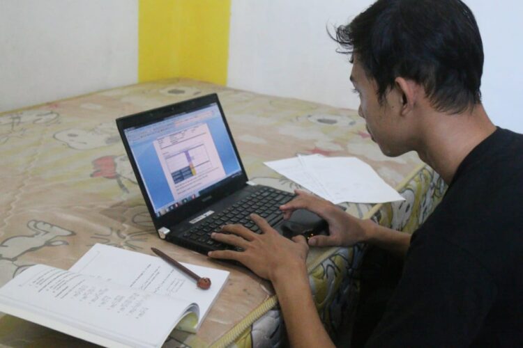 Seorang siswa sedang belajar daring di rumahnya Korpri Jaya, Kecamatan Sukarame, Bandar Lampung, Kamis (3/6).
(LAMPUNG POST/SUKISNO)