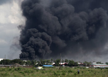 KEBAKARAN KILANG CILACAP BERHASIL DIPADAMKAN. Asap hitam terlihat masih membubung tinggi sesaat sebelum api berhasil dipadamkan di Kilang Pertamina RU IV Cilacap, Jawa Tengah, Minggu (13/6). Tim pemadam berhasil memadamkan seluruh api pada pukul 10.50 WIB di sekitar tangki area 39 Kilang RU IV Cilacap, dan masih terus dipantau serta pendinginan guna memastikan tidak ada lagi titik api baru. ANTARA FOTO/IDHAD ZAKARIA