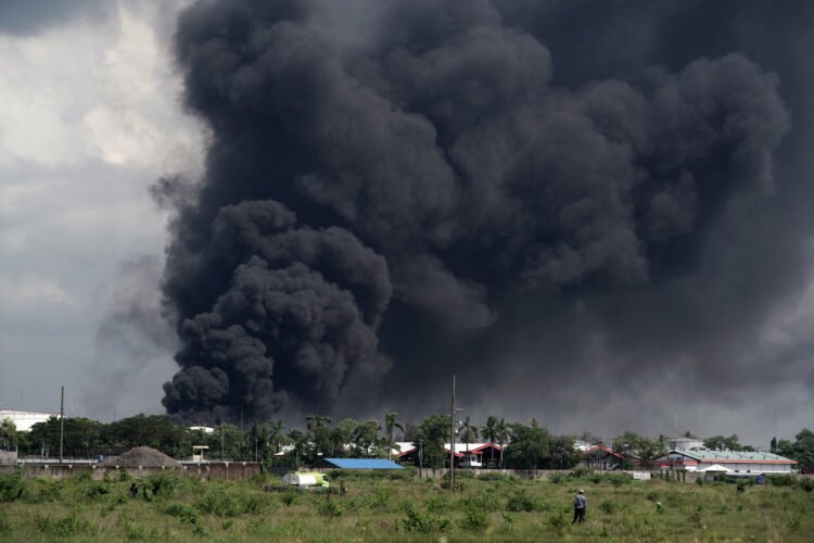 KEBAKARAN KILANG CILACAP BERHASIL DIPADAMKAN. Asap hitam terlihat masih membubung tinggi sesaat sebelum api berhasil dipadamkan di Kilang Pertamina RU IV Cilacap, Jawa Tengah, Minggu (13/6). Tim pemadam berhasil memadamkan seluruh api pada pukul 10.50 WIB di sekitar tangki area 39 Kilang RU IV Cilacap, dan masih terus dipantau serta pendinginan guna memastikan tidak ada lagi titik api baru. ANTARA FOTO/IDHAD ZAKARIA
