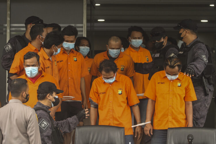RILIS PREMANISME DI TANJUNG PRIOK. Sejumlah tersangka dihadirkan saat rilis kasus penindakan pungutan liar dan premanisme di Mapolda Metro Jaya, Jakarta, Kamis (17/6). Ditkrimum Polda Metro Jaya berhasil mengungkap kasus penindakan pungutan liar dan premanisme dengan total 24 tersangka yang melibatkan empat kelompok dan merugikan ratusan sopir truk kontainer mencapai Rp177.349.500.
n ANTARA/ASPRILLA DWI ADHA