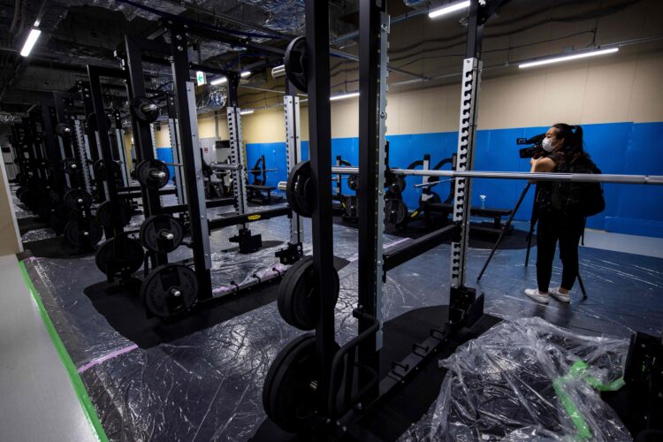 KAMPUNG ATLET OLIMPIADE TOKYO. Peralatan angkat besi terlihat di pusat kebugaran selama tur media Tokyo 2020 Olympic and Paralympic Village di Tokyo, Minggu (20/6). Panitia penyelenggara Olimpiade Tokyo membuka kampung atlet untuk media.
AFP/BEHROUZ MEHRI