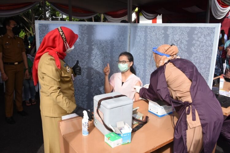 Walikota Bandar Lampung Eva Dwiana memantau pelaksanaan vaksinasi massal kembali digelar di kantor Pemerintah Kota Bandar Lampung, Senin (21/6/2021). Agenda ini berlangsung secara serentak di tiga tempat terpisah meliputi kantor walikota, Polres dan Kodim 0410/KBL.