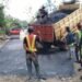 BANGUN JALAN. Pemerintah Desa Negararatu, Kecamatan Natar, Lampung Selatan, memanfaatkan dana desa tahap I tahun ini untuk membangunan jalan. Pembangunan infrastruktur tersebut untuk membantu warga dalam memasarkan hasil bumi. LAMPUNG POST/FEBI HERUMANIKA