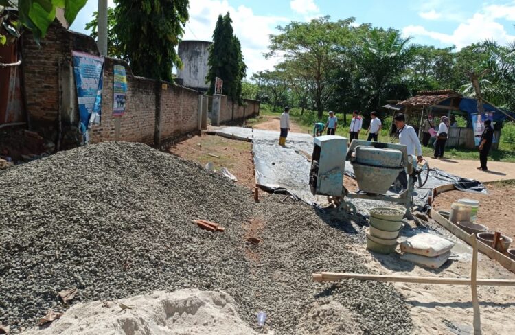 PEMBANGUNAN INFRASTRUKTUR. Sejumlah aparatur Kecamatan Natar mengecek pembanguan jalan desa dan lapangan olahraga di Desa Rejosari, Kamis (17/6). Pembangunan menggunakan anggaran dana desa. LAMPUNG POST/FEBI HERUMANIKA