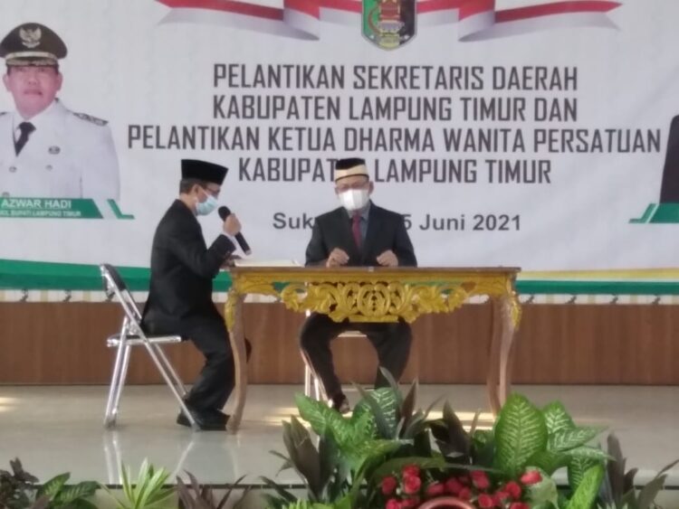 SEKKAB BACA AL-QUR'AN. Sekretaris Kabupaten (Sekkab) Lampung Timur Moch Jusuf membaca Al-Qur'an di hadapan Bupati Lampung Timur M Dawam Rahardjo usai dilantik di aula rumah dinas Bupati Lampung Timur di Sukadana, Jumat (25/6).
LAMPUNG POST/DJONI HARTAWAN JAYA