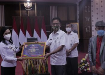 SERAHKAN PENGHARGAAN. Asisten I Bidang Pemerintahan dan Kesra Pemkab Tulangbawang Ahmad Suharyo menyerahkan piagam penghargaan, Rabu (3/6). Pengharagaan diberikan kepada pengumpulan zakat fitrah terbanyak dan kerja sama terbaik pengumpulan zakat fitrah 2021. DOK