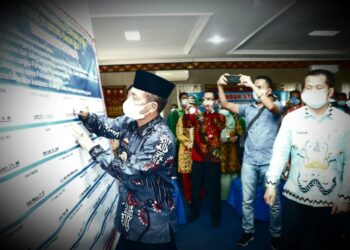 LOKUS STUNTING. Bupati Lampung Utara Budi Utomo menandatangani spanduk saat acara Rembuk Stunting Strategi Konvergensi Penanggulangan dan Pencegahan Stunting di Ruang Siger Setkab setempat, Kamis (3/6). n DOK DINAS KOMINFO