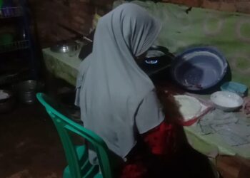 BUTUH BANTUAN. Fitriani, warga Dusun Madyodadi, Desa Kemaloabung, Kecamatan Abung Selatan, saat membuat kulit lumpia di kediamannya, Selasa (1/6). Dia membutuhkan bantuan modal untuk mengembangkan usahanya. LAMPUNG POST/YUDHI HARDIYANTO