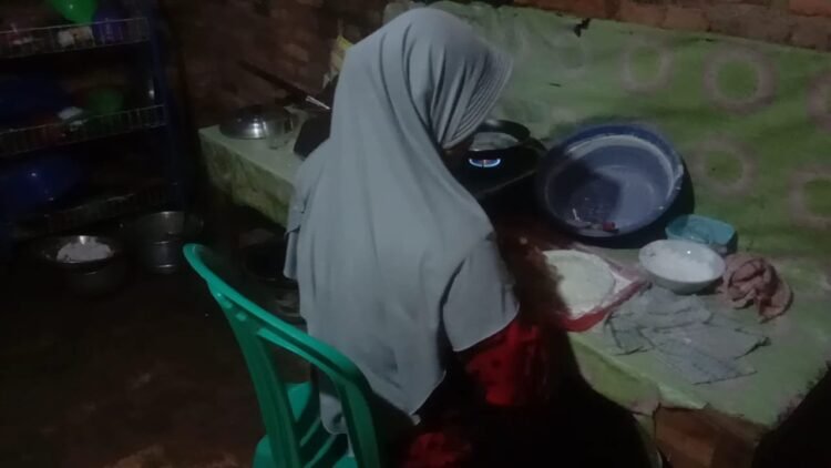 BUTUH BANTUAN. Fitriani, warga Dusun Madyodadi, Desa Kemaloabung, Kecamatan Abung Selatan, saat membuat kulit lumpia di kediamannya, Selasa (1/6). Dia membutuhkan bantuan modal untuk mengembangkan usahanya. LAMPUNG POST/YUDHI HARDIYANTO