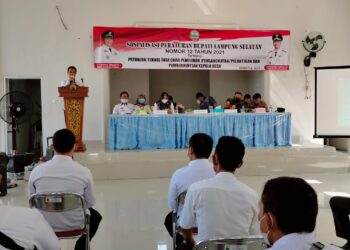 SOSIALISASI PILKADES. Kepala Dinas Pemberdayaan Masyarakat dan Desa (PMD) Lampung Selatan Rohadian memberikan sambutan pada sosialisasi pilkades serentak 2021 di Aula Kantor Camat Palas, Rabu (2/6). LAMPUNG POT/ARMANSYAH