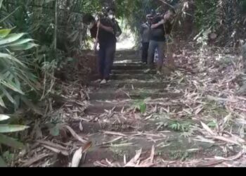 GIAT BERSIH-BERSIH. Jajaran PWI dan LP Kelas II A Kotabumi, Lampung Utara, membersihkan jalan menuju lokasi makam Minak Trio Deso, nenek-moyang (puyang) suku Abung Siwo Migo, di Desa Skipi, Kecamatan Abung Tinggi, Jumat (4/6). n LAMPUNG POST/FAJAR NOFITRA