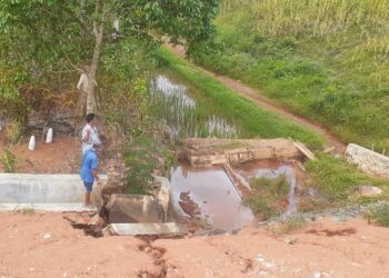 RUSAK. Tanggul penahan hanya berdindingkan galian tanah tanpa batu dituding menjadi penyebab bangunan embung mudah hancur, Jumat (4/6). Kondisi tersebut membuat warga Desa Gilih Sukanegeri, Kecamatan Abung Selatan, Lampung Utara, kecewa. LAMPUNG POST/FAJAR NOFITRA