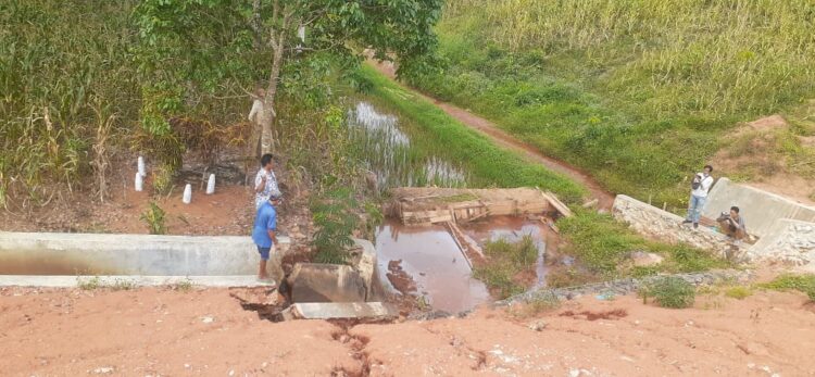 RUSAK. Tanggul penahan hanya berdindingkan galian tanah tanpa batu dituding menjadi penyebab bangunan embung mudah hancur, Jumat (4/6). Kondisi tersebut membuat warga Desa Gilih Sukanegeri, Kecamatan Abung Selatan, Lampung Utara, kecewa. LAMPUNG POST/FAJAR NOFITRA