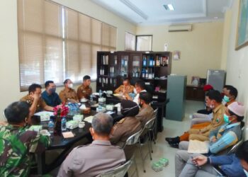 RAPAT MEDIASI. Jajaran Pemkab Lamsel, Polda Lampung, Polres Lamsel, dan danramil Natar memediasi rapat pembahasan konflik warga Desa Mandah, Kecamatan Natar, dengan PT Bangun Lampung Jaya, Selasa (8/6). LAMPUNG POST/JUWANTORO