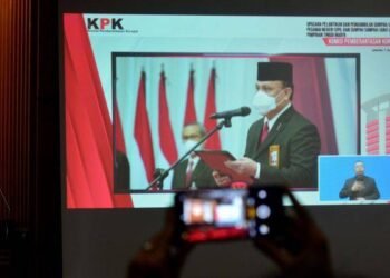 Ketua KPK RI Firly Bahuri saat melantik 1.271 pegawai menjadi aparatur sipil negara (ASN), Selasa (1/6).