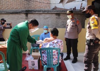 Polres Pringsewu memulai program vaksinasi massal pada 14—30 Juni 2021. Untuk Senin (14/6), program vaksinasi diberikan kepada warga lanjut usia. Program itu untuk mempercepat kekebalan komunal (herd immunity).