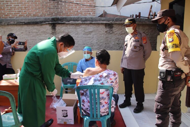 Polres Pringsewu memulai program vaksinasi massal pada 14—30 Juni 2021. Untuk Senin (14/6), program vaksinasi diberikan kepada warga lanjut usia. Program itu untuk mempercepat kekebalan komunal (herd immunity).