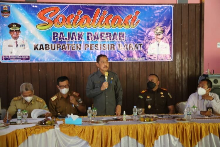 SOSIALISASI PAJAK. Sekretaris Kabupaten Pesisir Barat, N Lingga Kusuma saat kegiatan sosialisasi pajak daerah di Sunset Beach Hotel, Pantai Pekon Way Redak, Kecamatan Pesisir Tengah, Senin (7-6). DOK