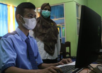 PERSIAPAN PEMBELAJARAN TATAP MUKA. Siswa mengerjakan soal ujian semester genap secara daring di Laboratorium Komputer SMA Negeri 5 Bandar Lampung, Rabu (2/6). Pembelajaran tatap muka (PTM) digulirkan pada tahun ajaran baru sekolah Juli 2021. Kini seluruh sekolah bakal diperiksa kesiapan dalam penerapan kebijakan belajar di sekolah di masa pandemi itu.
n LAMPUNG POST/SUKISNO