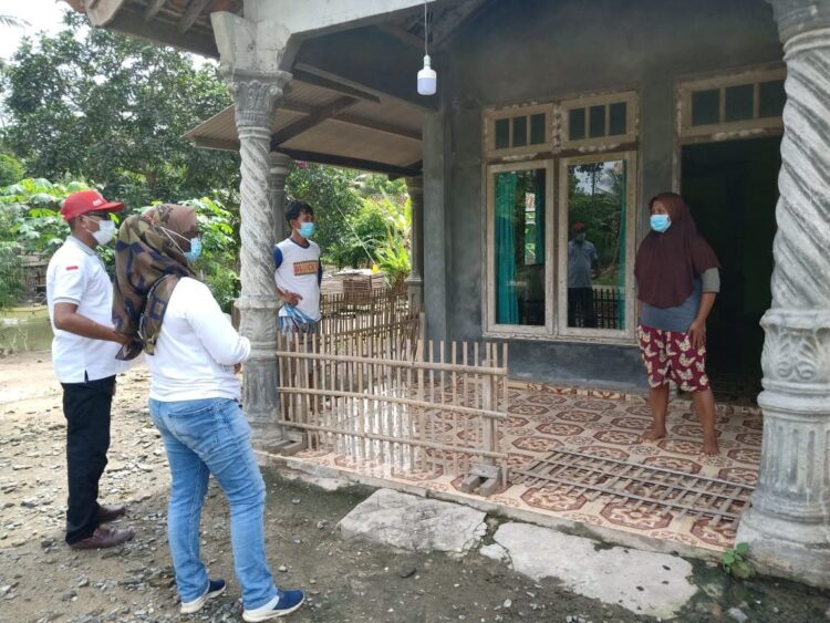 BERIKAN MOTIVASI. Sukarelawan Penanganan Covid-19 Desa Pulautengah, Kecamatan Palas, Lampung Selatan, memberikan motivasi kepada pasien Covid-19 yang melakukan isolasi mandiri di desa setempat, Minggu (20/6).
ISTIMEWA