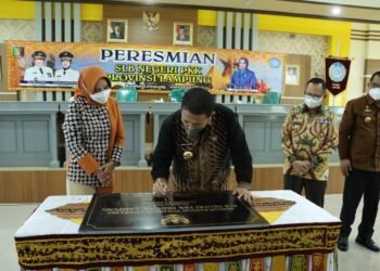 Die
PERESMIAN SLB PKK LAMPUNG. Gubernur Arinal Djunaidi meresmikan SLB PKK di Kantor Sekretariat TP PKK Provinsi Lampung, Bandar Lampung, disaksikan Ketua TP PKK Provinsi Lampung Riana Sari Arinal dan Kepala Dinas Pendidikan Provinsi Lampung Sulpakar, Kamis (24/6). Peresmian ini juga sebagai wujud komitmen dan perhatian Gubernur Arinal terhadap anak penyandang disabilitas di Provinsi Lampung.
n ISTIMEWA