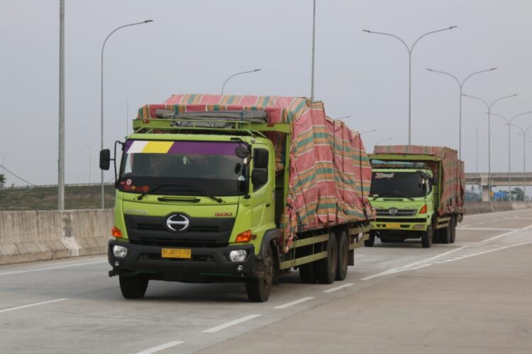 TERTIBKAN KENDARAAN ODOL. Truk bermuatan tengah melintas di Jalan Tol Trans-Sumatera Km 75 Desa Lematang, Kecamatan Tanjungbintang, Lampung Selatan, Jumat (4/6). Dinas Perhubungan (Dishub) Provinsi Lampung bekerja sama dengan kepolisian menertibkan kendaraan yang memiliki dimensi dan muatan melebihi aturan berlaku atau over dimension overloading (ODOL).
n LAMPUNG POST/SUKISNO