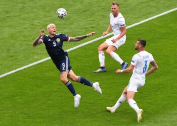 Scotland's forward Lyndon Dykes (L) heads the ball during the UEFA EURO 2020 Group D football match between Scotland and Czech Republic at Hampden Park in Glasgow on June 14, 2021. (Photo by ANDY BUCHANAN / POOL / AFP)