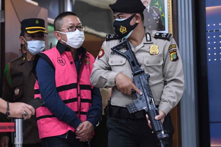 BURONAN ADELIN LIS DIPULANGKAN KE INDONESIA. Terpidana kasus pembalakan liar Adelin Lis dihadirkan saat konferensi pers terkait pemulangannya di Kejaksaan Agung, Jakarta, Sabtu (19/6). Buronan Adelin Lis yang telah telah divonis 10 tahun penjara dan denda Rp1 miliar serta membayar uang pengganti Rp119,8 miliar oleh Mahkamah Agung pada 2008 itu dipulangkan ke Indonesia oleh Kejaksaan Agung usai ditangkap di Singapura karena kasus pemalsuan paspor.
ANTARA FOTO/HAFIDZ MUBARAK A