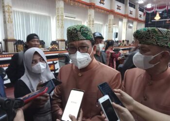 HUT KE-84. Wali Kota Metro Wahdi didampingi Wakil Wali Kota Metro Qomaru usai paripurna perayaan HUT ke-84 Metro, Rabu (9/6). LAMPUNG POST/BAMBANG PAMUNGKAS