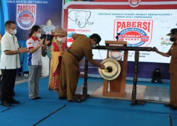 Gubernur Lampung Arinal Djunaidi resmi membuka Kejuaraan Invitasi Nasional (Invitnas) Remaja dan Junior Angkat Berat Klasik I Tahun 2021 di Padepokan Angkat Besi Gajah Lampung, Pringsewu, Senin (7/6). (Istimewa)