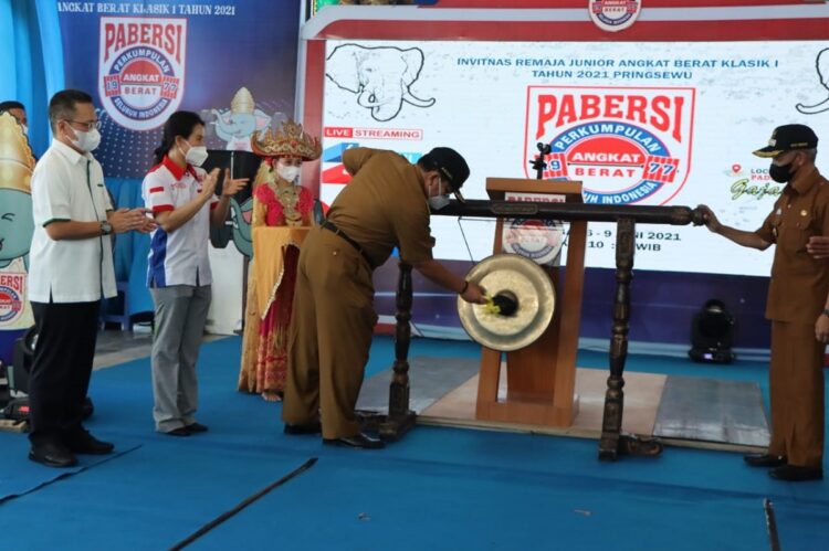 Gubernur Lampung Arinal Djunaidi resmi membuka Kejuaraan Invitasi Nasional (Invitnas) Remaja dan Junior Angkat Berat Klasik I Tahun 2021 di Padepokan Angkat Besi Gajah Lampung, Pringsewu, Senin (7/6). (Istimewa)