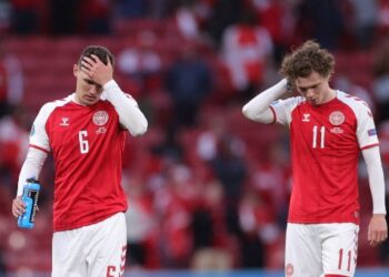 Ekspresi kekecewaan pemain Denmark setelah kalah dari Finlandia. (Friedemann Vogel / POOL / AFP)