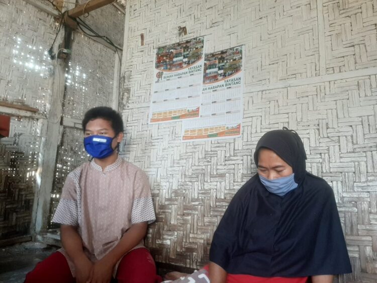 Misnawati (40) bersama salah satu dari tiga anaknya saat di gubuk sewaannya yang berukuran 4 x 6 meter di Jalan Sultan Haji, Gang Cempedak, Sepangjaya, Labuhanratu, Bandar Lampung, Rabu (23/6). (LAMPUNG POST/SALDA ANDALA)