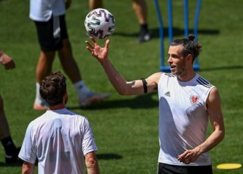 Kapten tim Wales Gareth Bale (kanan) dalam sesi latihan. (AFP/OZAN KOSE)