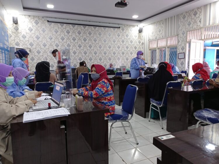 Kader posyandu di Natar, Lampung Selatan wajib membawa dua tetangganya yang lanjut usia untuk vaksinasi di UPT Puskesmas Natar.