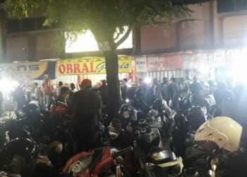 Kerumunan harus dicegah karena potensi penularan Covid-19. (DOK.) menyebabkan