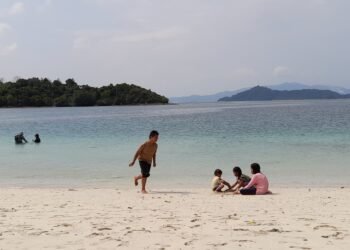 10 Wisata Bahari Kedepankan Kearifan Lokal
