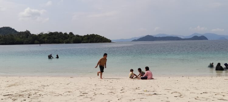 10 Wisata Bahari Kedepankan Kearifan Lokal