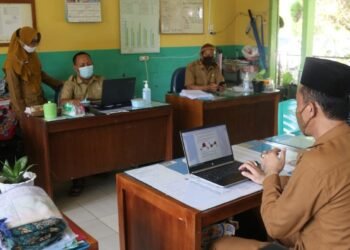 Guru sedang memberikan materi pembelajaran lewat daring di SMP Negeri 24 Bandar Lampung, Senin (7/6).
(LAMPUNG POST/SUKISNO)