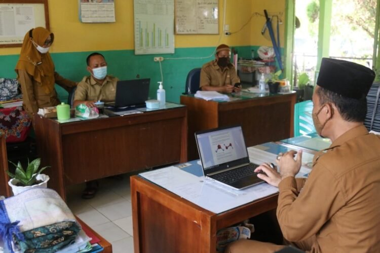 Guru sedang memberikan materi pembelajaran lewat daring di SMP Negeri 24 Bandar Lampung, Senin (7/6).
(LAMPUNG POST/SUKISNO)