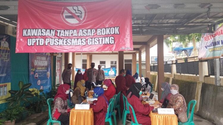 Guru Paud dan Guru TK divaksin Covid-19 di UPT Puskesmas Gisting, Jumat (4/6/2021).