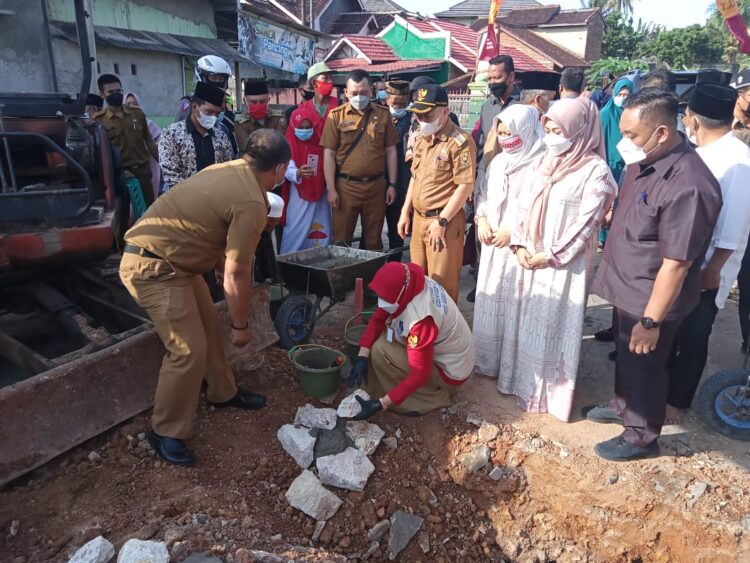 Wali kota bandar lampung saat peletakan batu pertama pembangunan masjid Nurul Iman, kelurahan Gunung Terang, Kecamatan Langkapura, Selasa, 8 Juni 2021.
