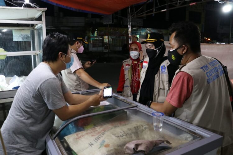 Tim Patroli Satuan Tugas Penanganan Covid-19 Kota Bandar Lampung saat pengawasan serta mengimbau penerapan protokol saat pemberlakuan pembatasan kegiatan masyarakat mikro di Kota Bandar Lampung.
ISTIMEWA